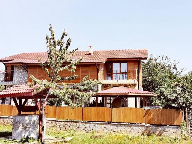 Нова къща с беседка, барбекю и градина в центъра на село Каменар