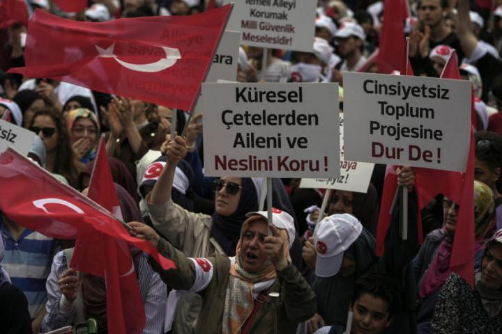 Хиляди протестираха в Турция с искане за забрана на ЛГБТ организациите